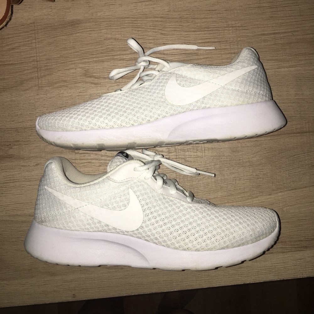 White nike tanjun sneakers